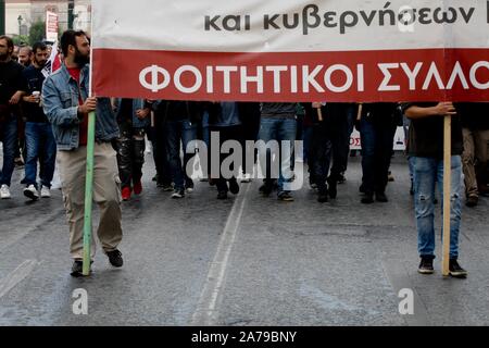 Athen, Griechenland. 31 Okt, 2019. Studenten shout Slogans auf einer Kundgebung in der Innenstadt von Athen. Die Studenten protestierten gegen die Reformen des Bildungssystems durch die neue konservative Regierung. (Bild: © aristidis VafeiadakisZUMA Draht) Credit: ZUMA Press, Inc./Alamy leben Nachrichten Stockfoto