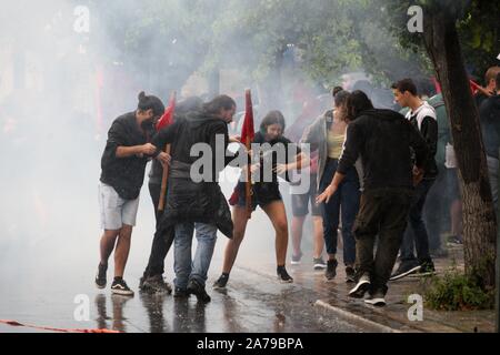 Athen, Griechenland. 31 Okt, 2019. Studenten zusammentreffen mit Bereitschaftspolizei bei einer Rallye außerhalb des griechischen Parlaments. Die Studenten protestierten gegen die Reformen des Bildungssystems durch die neue konservative Regierung. (Bild: © aristidis VafeiadakisZUMA Draht) Credit: ZUMA Press, Inc./Alamy leben Nachrichten Stockfoto