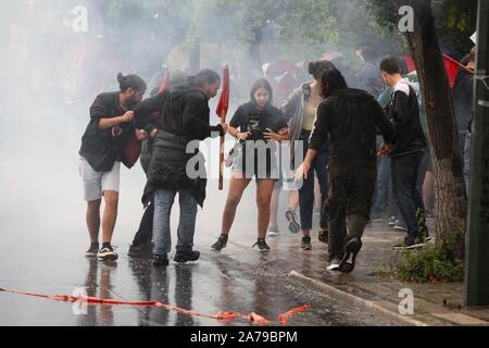 Athen, Griechenland. 31 Okt, 2019. Studenten zusammentreffen mit Bereitschaftspolizei bei einer Rallye außerhalb des griechischen Parlaments. Die Studenten protestierten gegen die Reformen des Bildungssystems durch die neue konservative Regierung. (Bild: © aristidis VafeiadakisZUMA Draht) Credit: ZUMA Press, Inc./Alamy leben Nachrichten Stockfoto