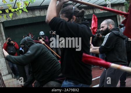 Athen, Griechenland. 31 Okt, 2019. Studenten zusammentreffen mit Bereitschaftspolizei bei einer Rallye außerhalb des griechischen Parlaments. Die Studenten protestierten gegen die Reformen des Bildungssystems durch die neue konservative Regierung. (Bild: © aristidis VafeiadakisZUMA Draht) Credit: ZUMA Press, Inc./Alamy leben Nachrichten Stockfoto