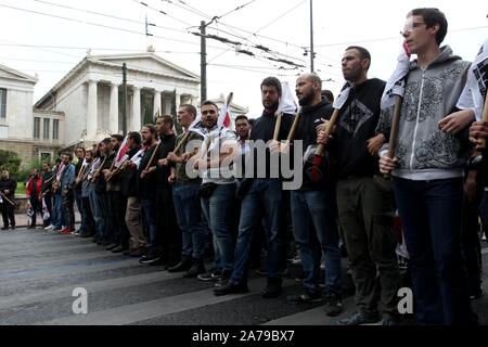 Athen, Griechenland. 31 Okt, 2019. Studenten shout Slogans auf einer Kundgebung in der Innenstadt von Athen. Die Studenten protestierten gegen die Reformen des Bildungssystems durch die neue konservative Regierung. (Bild: © aristidis VafeiadakisZUMA Draht) Credit: ZUMA Press, Inc./Alamy leben Nachrichten Stockfoto