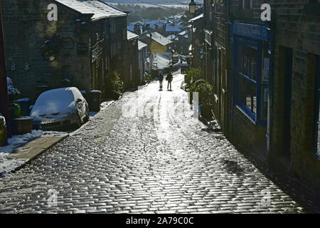 Haworth Hauptstraße, Winter morgen, Yorkshire Stockfoto