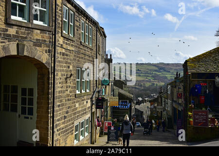 Haworth Hauptstraße, im Frühling, West Yorkshire Stockfoto