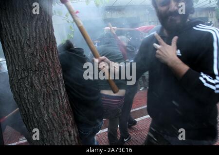 Athen, Griechenland. 31 Okt, 2019. Studenten zusammentreffen mit Bereitschaftspolizei bei einer Rallye außerhalb des griechischen Parlaments. Die Studenten protestierten gegen die Reformen des Bildungssystems durch die neue konservative Regierung. (Bild: © aristidis VafeiadakisZUMA Draht) Credit: ZUMA Press, Inc./Alamy leben Nachrichten Stockfoto