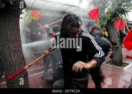 Athen, Griechenland. 31 Okt, 2019. Studenten zusammentreffen mit Bereitschaftspolizei bei einer Rallye außerhalb des griechischen Parlaments. Die Studenten protestierten gegen die Reformen des Bildungssystems durch die neue konservative Regierung. (Bild: © aristidis VafeiadakisZUMA Draht) Credit: ZUMA Press, Inc./Alamy leben Nachrichten Stockfoto