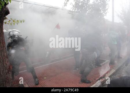 Athen, Griechenland. 31 Okt, 2019. Studenten zusammentreffen mit Bereitschaftspolizei bei einer Rallye außerhalb des griechischen Parlaments. Die Studenten protestierten gegen die Reformen des Bildungssystems durch die neue konservative Regierung. (Bild: © aristidis VafeiadakisZUMA Draht) Credit: ZUMA Press, Inc./Alamy leben Nachrichten Stockfoto