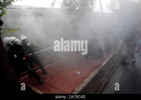 Athen, Griechenland. 31 Okt, 2019. Studenten zusammentreffen mit Bereitschaftspolizei bei einer Rallye außerhalb des griechischen Parlaments. Die Studenten protestierten gegen die Reformen des Bildungssystems durch die neue konservative Regierung. (Bild: © aristidis VafeiadakisZUMA Draht) Credit: ZUMA Press, Inc./Alamy leben Nachrichten Stockfoto