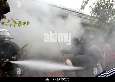 Athen, Griechenland. 31 Okt, 2019. Studenten zusammentreffen mit Bereitschaftspolizei bei einer Rallye außerhalb des griechischen Parlaments. Die Studenten protestierten gegen die Reformen des Bildungssystems durch die neue konservative Regierung. (Bild: © aristidis VafeiadakisZUMA Draht) Credit: ZUMA Press, Inc./Alamy leben Nachrichten Stockfoto
