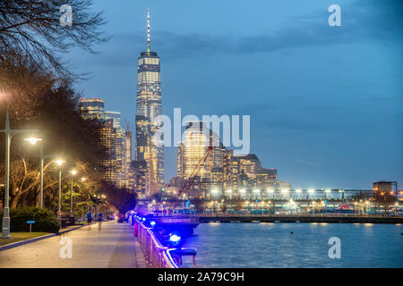 Downtown Manhattan night skyline vom Hudson River Park. Hochhäuser Lichter und City Pier. Stockfoto