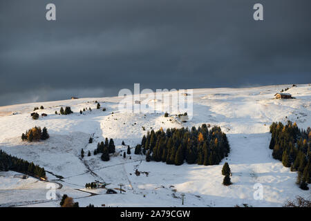 Wunderschön verschneiten Berge in Seiser Alm, Dolomiten - Winterurlaub Ziel Stockfoto