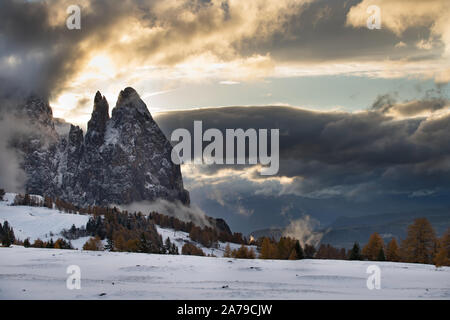 Wunderschön verschneiten Berge in Seiser Alm, Dolomiten - Winterurlaub Ziel Stockfoto