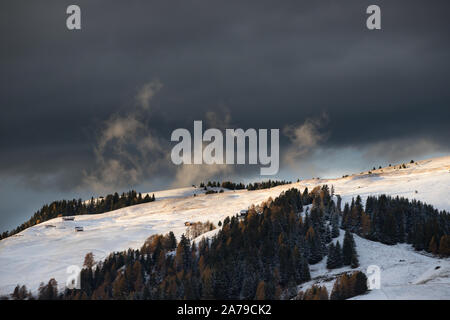 Wunderschön verschneiten Berge in Seiser Alm, Dolomiten - Winterurlaub Ziel Stockfoto