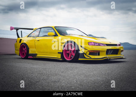 MONTMELO, Spanien - September 29, 2019: 1993 Nissan Silvia (S14a) (aka Nissan 200SX oder Nissan 240SX) drift Auto (SR20) Stockfoto