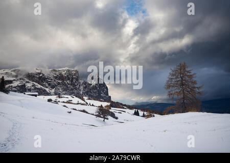 Wunderschön verschneiten Berge in Seiser Alm, Dolomiten - Winterurlaub Ziel Stockfoto