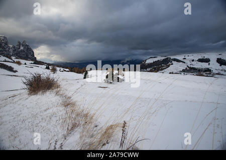 Wunderschön verschneiten Berge in Seiser Alm, Dolomiten - Winterurlaub Ziel Stockfoto