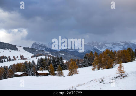 Wunderschön verschneiten Berge in Seiser Alm, Dolomiten - Winterurlaub Ziel Stockfoto