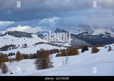 Wunderschön verschneiten Berge in Seiser Alm, Dolomiten - Winterurlaub Ziel Stockfoto