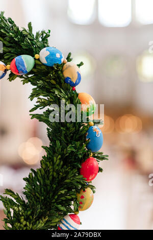 Grüne Weihnachten Kranz mit Dekorationen auf hellen Hintergrund. Ostereier Stockfoto