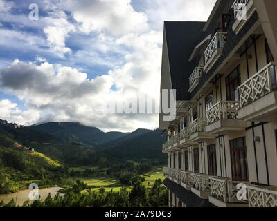 Dalat, Vietnam - 27.Oktober 2019. Swiss-Bel Resort Tuyen Lam in Dalat, Vietnam. Da Lat ist ein beliebtes Touristenziel, liegt 1500 m über dem Meeresspiegel. Stockfoto