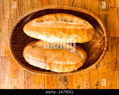 Vietnamesischen stil Brot (Baguette) im Warenkorb in einem lokalen Restaurant. Stockfoto