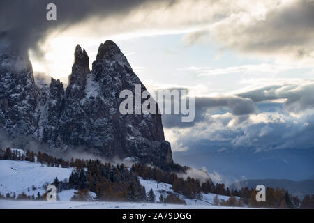 Wunderschön verschneiten Berge in Seiser Alm, Dolomiten - Winterurlaub Ziel Stockfoto