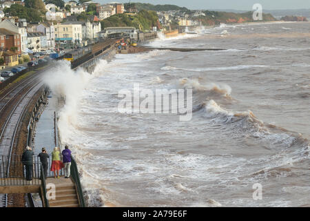 Offene See bei Dawlish als diesel multiple Unit die Station verlässt, Richtung Paignton. Stockfoto