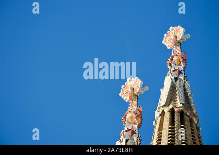 Die obere der beiden Türme auf der Leidenschaft Fassade von La Sagrada Familia in Barcelona, Spanien Stockfoto