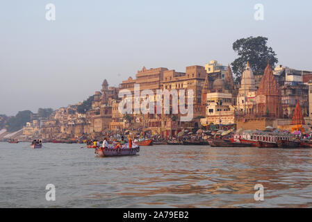 Am frühen Morgen Szenen am Fluss Ganges in Varanasi in Indien Stockfoto