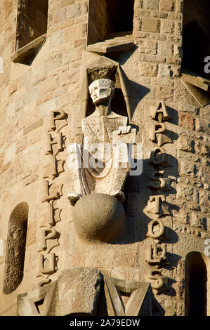 Skulpturen auf der Leidenschaft Fassade von La Sagrada Familia in Barcelona, Spanien Stockfoto