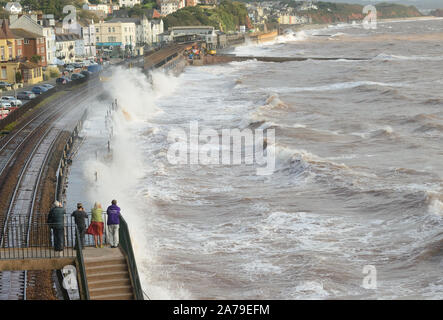 Offene See bei Dawlish als diesel multiple Unit die Station verlässt, Richtung Paignton. Stockfoto