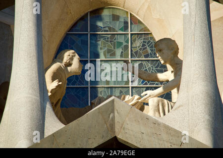 Skulpturen auf der Leidenschaft Fassade von La Sagrada Familia in Barcelona, Spanien Stockfoto