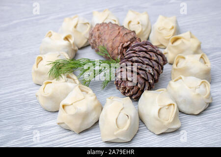 Pinienkerne mit Manti um, asiatische Küche Stockfoto