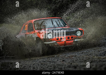 Martin Freestone fahren durch einen watersplash in einem Ford Escort RS 1600 an der 2019 WRC Wales Rally GB in der WRGB nationalen Rallye Stockfoto