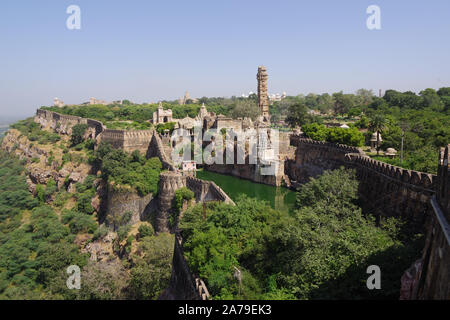 Chittorgarh Fort auf einem Hügel in Rajasthan, Indien, von Wald mit einem See mit grünem Wasser umgeben. Stockfoto