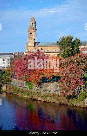 Paisley Rathaus durch die herbstlichen Bäume mit dem Weißen Warenkorb Fluss im Vordergrund umgeben, wie es durch Paisley Zentrum in Schottland Stockfoto