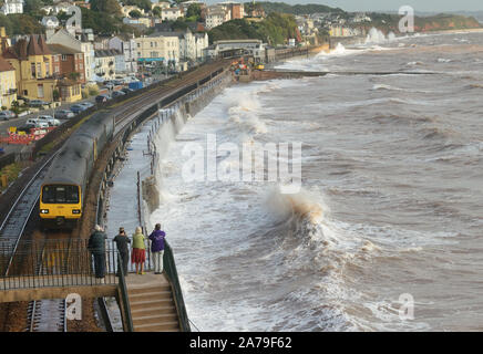 Offene See bei Dawlish als diesel multiple Unit die Station verlässt, Richtung Paignton. Stockfoto