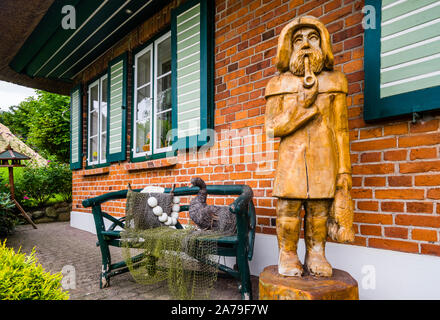 Holzschnitzerei eines baltischen Fischer an einem Garten im Fischerdorf gothmund an der Trave in der Nähe von Lübeck, Schleswig-Holstein, Deutschland Stockfoto
