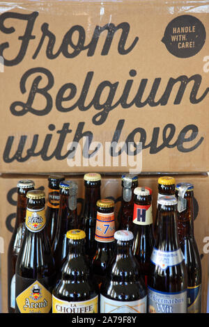 Belgische Biere gegen eine Box mit' aus Belgien mit Liebe' geschrieben. Stockfoto