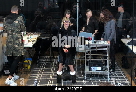 New York, USA. 31 Okt, 2019. TV-Star Heidi Klum Kleider bis für Ihre Halloween Party im Schaufenster eines großen Internet Retailer auf einer Einkaufsstraße in Manhattan. Die aufwendige Styling sollte mehrere Stunden dauern. (Für dpa Halloween: Klum kann in New York shop Windows gekleidet sein) Credit: Benno Schwinghammer/dpa/Alamy leben Nachrichten Stockfoto