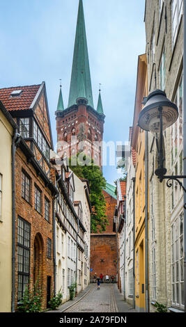 Kleine Petersgrube, einem malerischen Gasse mit Blick auf die St.-Peer's Kirche in der Marien Viertel der Lübecker Altstadt, Hansestadt Lübeck, Schleswig-Ho Stockfoto