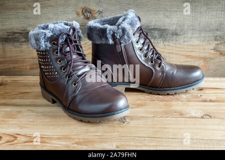 Komfortable Winter Stiefel mit Schnürung und Reißverschluss. Stockfoto