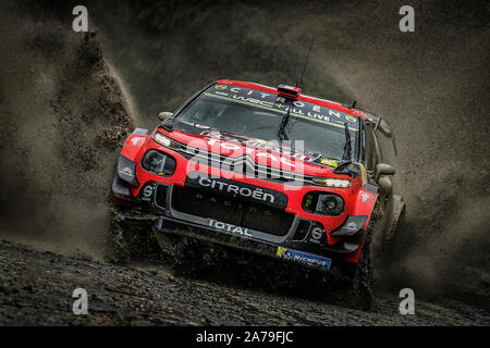 Sebastien Ogier fahren seinem Citroen C3 durch eine watersplash für das Citroën Total World Rally Team am 2019 WRC Wales Rally GB, Wales, Großbritannien Stockfoto