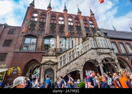 Renaissance Treppe am historischen Backsteingotik Rathaus Lübeck, Hansestadt Lübeck, Schleswig-Holstein, Deutschland Stockfoto