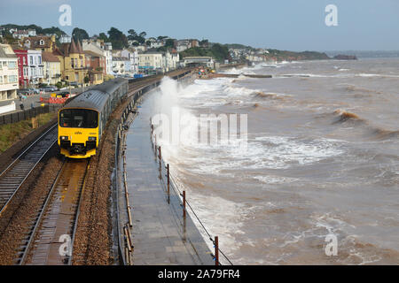 Offene See bei Dawlish als diesel multiple Unit die Station verlässt, Richtung Paignton. Stockfoto