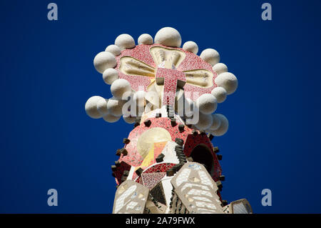 Oben in einem Turm auf der Leidenschaft Fassade von La Sagrada Familia in Barcelona, Spanien Stockfoto