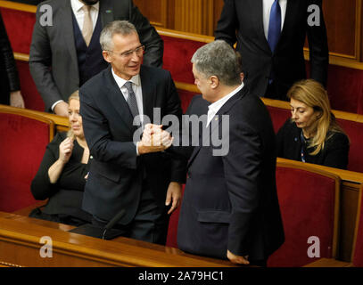 Kiew, Ukraine. 31 Okt, 2019. Ehemalige ukrainische Präsident Petro Poroschenko (R) Handshake mit NATO-Generalsekretär Jens Stoltenberg (L) während der Sitzung des ukrainischen Parlaments. Credit: SOPA Images Limited/Alamy leben Nachrichten Stockfoto