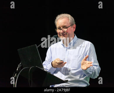 Rhys Lewis, Leiter der Quantenmetrologie Institut, am National Physical Laboratory, reden über "Die Quantum tech Revolution', auf der Technologie der Bühne, zu New Scientist Live 2019 Stockfoto