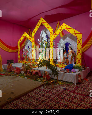 Sarbojanin Puja Samiti, C-Pocket, Sarita Vihar, New Delhi, Indien, DT-07 Oct 2019. Eine Ansicht von Durga Puja Pandal Idiol In Stockfoto