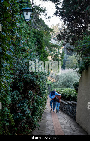 Spaziergang von ein paar unbekannten Freunde von Castello Brown auf dem Felsen in Portofino, Ligurien, Italien Stockfoto