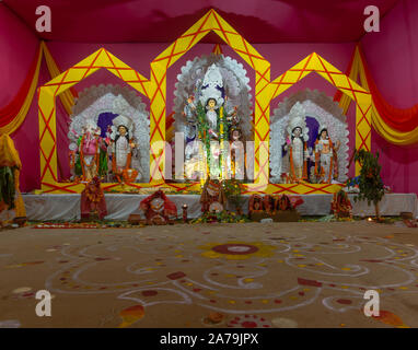 Sarbojanin Puja Samiti, C-Pocket, Sarita Vihar, New Delhi, Indien, DT-07 Oct 2019. Eine Ansicht von Durga Puja Pandal Idiol In Stockfoto